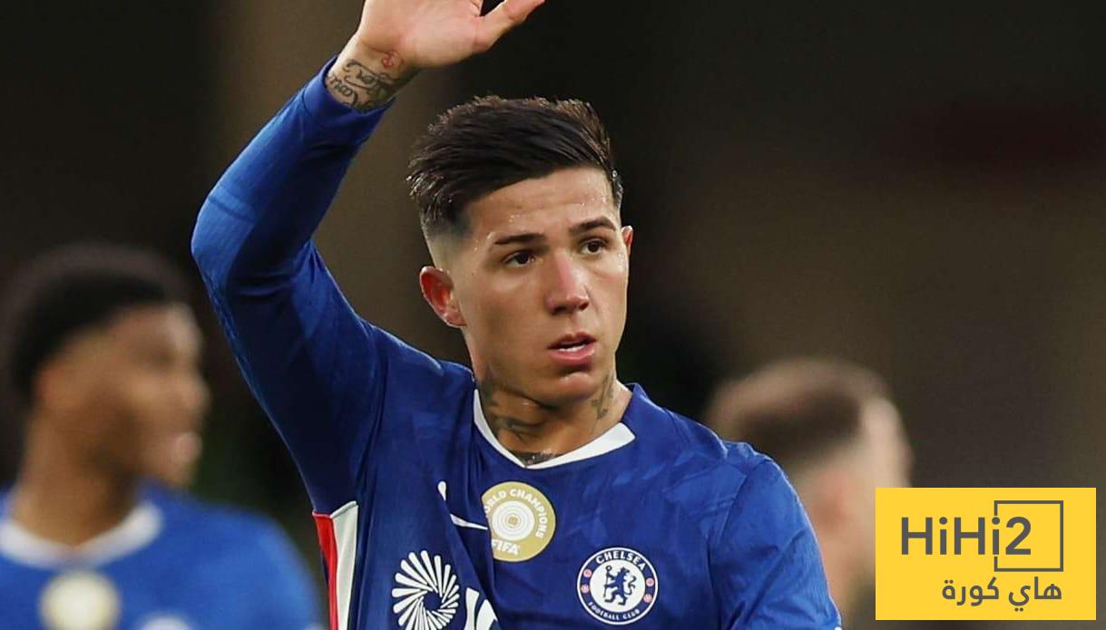 لاعب تشيلسي إنزو فرنانيز يداعب ريال مدريد