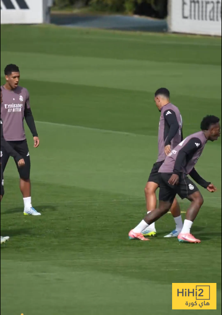 صور ..  فينيسيوس يحرج أرنولد في التدريبات والجميع يضحك 7