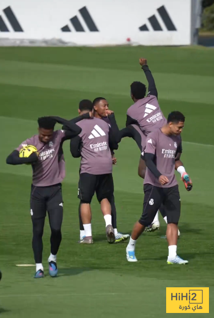 صور .. فينيسيوس يحرج أرنولد في التدريبات والجميع يضحك 16 صور .. فينيسيوس يحرج أرنولد في التدريبات والجميع يضحك 15