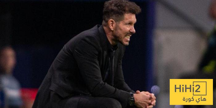 صور .. رد فعل سيميوني وطاقمه على الغاء البطاقة الحمراء لـ مارتين