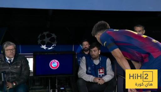 صورة .. لقطة طريفة بين الـ VAR وكوبارسي بعد طرده