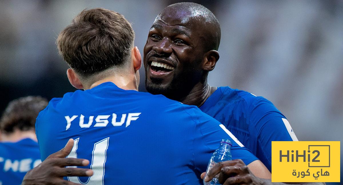 صورة : كوليبالي يلتحق ببعثة الهلال في جدة رغم إصابته !