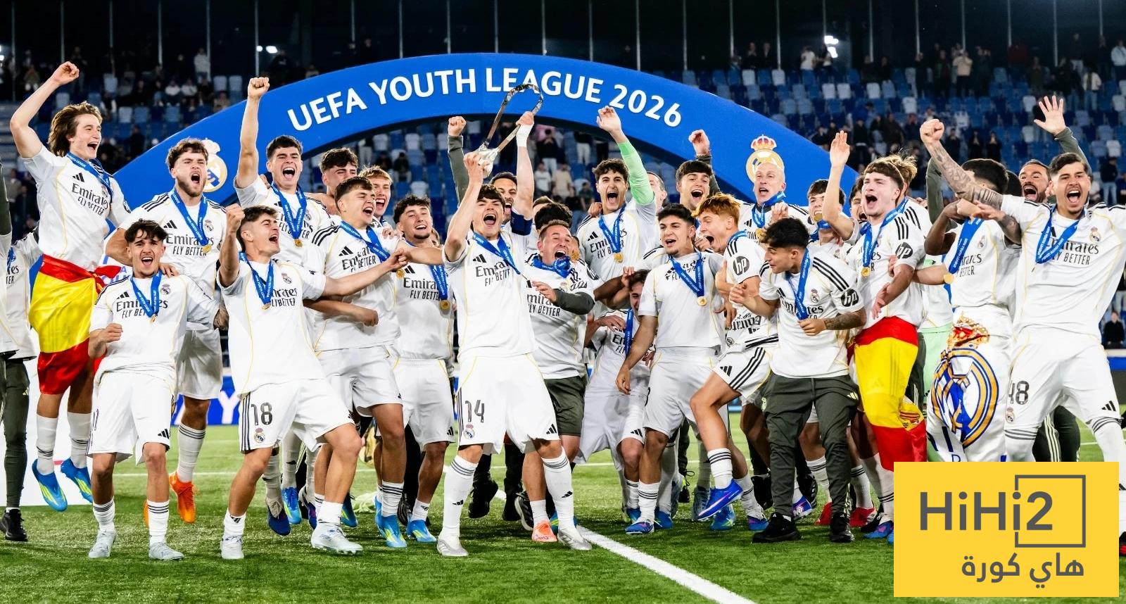 صور .. لحظة تكريم فريق الشباب قبل انطلاق مباراة الريال والافيس