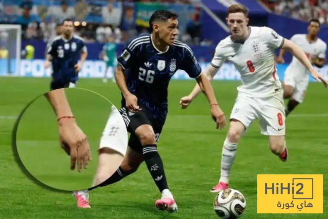 تعويذة سحرية.. لماذا يرتدي لاعبو الأرجنتين سوار أحمر في كأس العالم؟