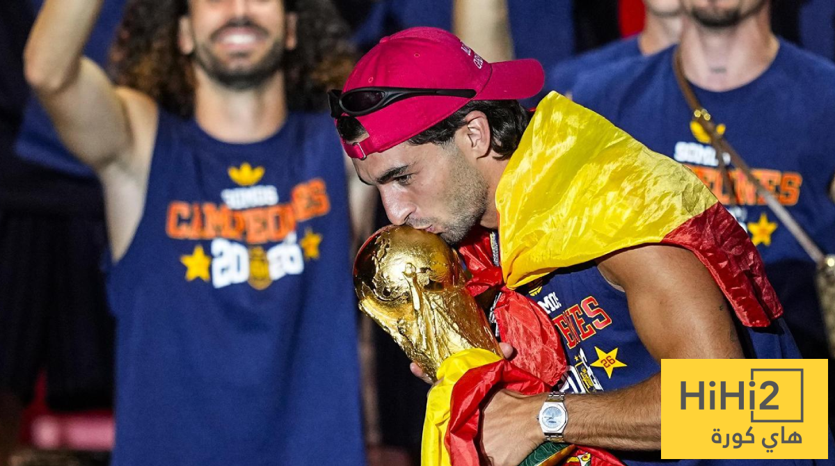 صورة – قبعة فيران توريس تثير الجدل في احتفالات منتخب إسبانيا