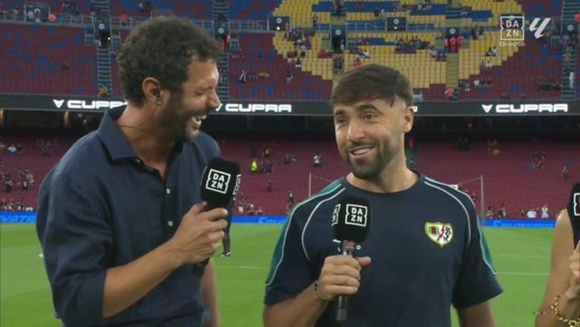 لاعب رايو فاليكانو يعلق قبل انطلاق مباراة برشلونة