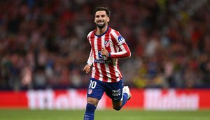 ثلاثة كبار من إنجلترا مهتمون بالتعاقد مع باينا.. هل يفتح أتلتيكو مدريد باب الرحيل؟