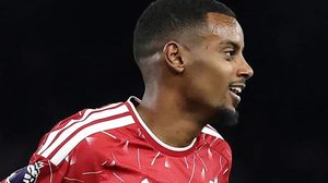 نصيحة إيزاك لليفربول من أجل المنافسة على الدوري الإنجليزي