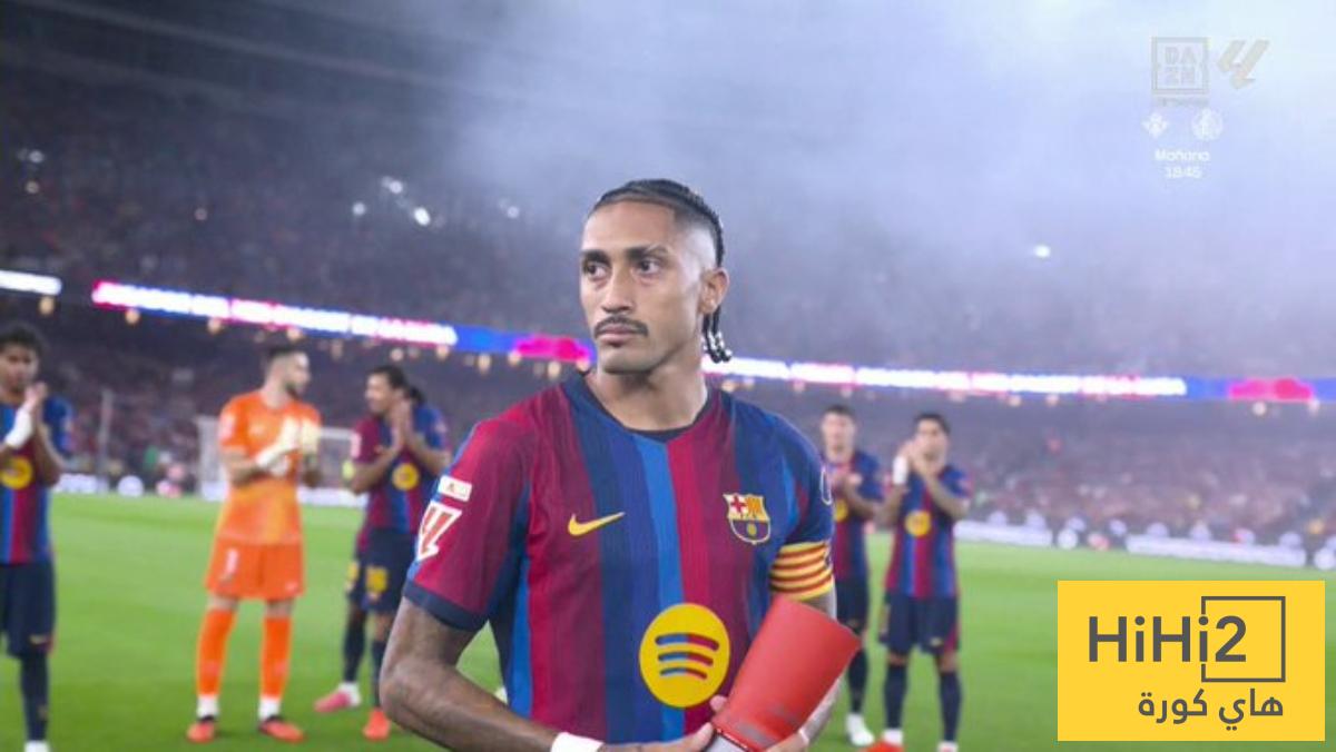 صورة .. رافينيا يتسلم جائزة افضل لاعب في الليغا ويقدمها لجماهير الكامب نو قبل مباراة راسينغ
