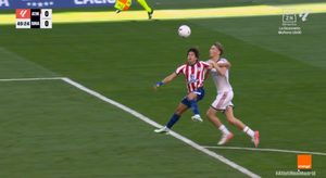 لحسم الجدل.. هل استحق هويسين الطرد أمام أتلتيكو مدريد؟