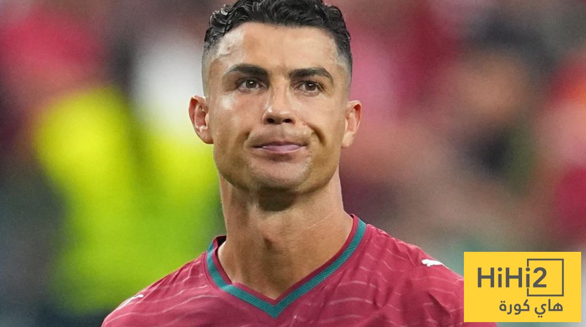 لاعب برشلونة السابق يفسر سبب دفاعه عن رونالدو
